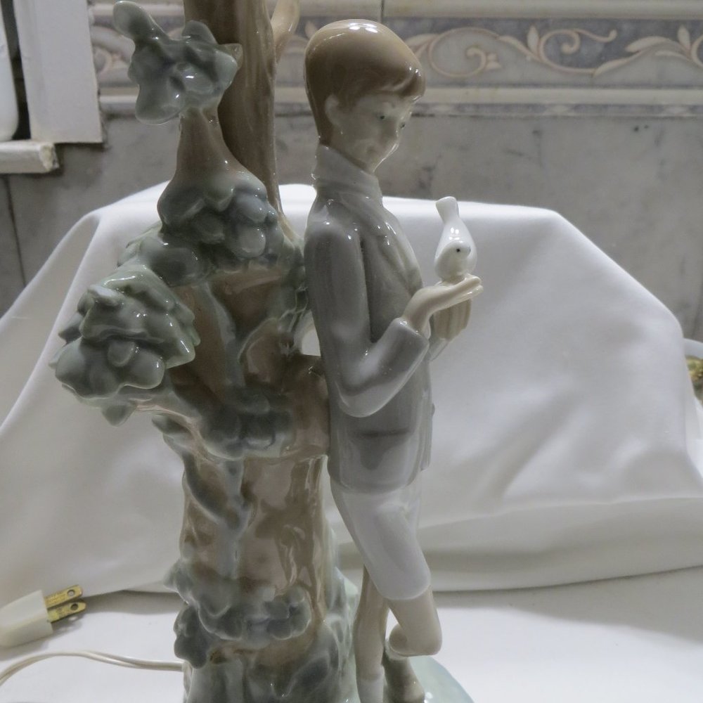 Lampara Colegial Boy with Dove. Sculptor Fulgencia